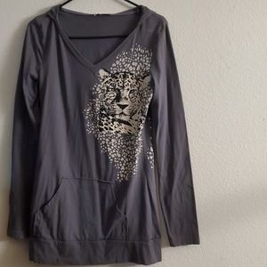 Vneck long sleeved shirt w design